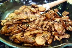 O familie din Botoşani a ajuns la spital după ce s-a intoxicat cu ciuperci. Printre victime şi doi copii