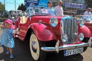 „Roţi legendare”, expoziţie de maşini retro dedicată primului autovehicul care a ...