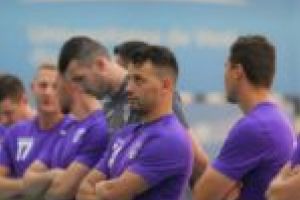 FOTO. Nu e totul roz în alb-violet! SCM Poli a reluat pregătirea într-o altă sală