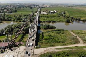 Din această noapte încep lucrări de asfaltare la podul peste Mureş, de la intrarea în Alba Iulia. Se pregăteşte terenul pentru schimbarea rosturilor de dilataţie