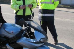 Ocnamureşeni terorizaţi de zgomotul motoarelor turate de la motociclete. Tânăr teribilist, sancţionat de poliţişti