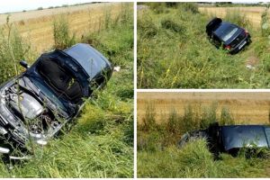 Patru persoane rănite după ce o maşină s-a răsturnat în afara drumului, în Timiş