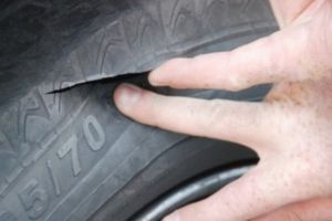 Un câmpinean a fost reţinut pentru furt şi vandalizarea mai multor autovehicule din municipiu