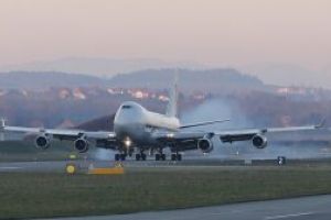 Panica la bordul unui avion aflat pe un aeroport din Moscova: Opt raniti in timpul evacuarii