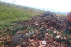 Aruncau deşeuri din construcţii, dar au fost prinşi de poliţiştii locali (FOTO)