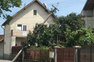 FOTO VIDEO Cinci dintr-o lovitură la Sibiu – Un şofer a dat cu spatele şi doborăt stâlpii