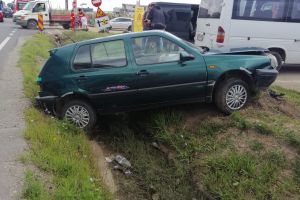 Accident între un microbuz şi o maşină în zona de Vest