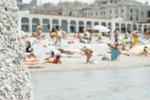 Plaja cu zid: doamnele la dreapta, domnii la stânga. „În partea bărbaţilor e linişte pură. În partea femeilor este haos stratosferic”