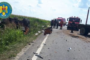 FOTO. Accident mortal în judeţul Satu Mare. Impact teribil între un TIR şi o autoutilitară