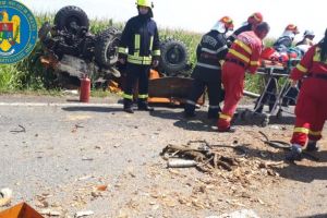 Foto/Video| Accident mortal produs în urma impactului dintre un TIR şi o autoutilitară. O persoană a decedat iar una este rănită