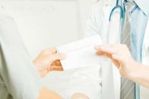 Salarii mari, obiceiuri vechi! Un reputat medic, prins în flagrant, în timp ce lua mită de la un pacient