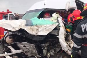 Accident grav! Două microbuze pline cu copii s-au ciocnit