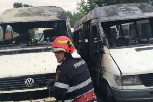 ACUM – 6 MICROBUZE INCENDIATE LA CURTEA DE ARGEȘ