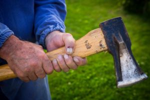 Adolescent din Botoşani atacat cu un topor de un consătean. Motivul este halucinant