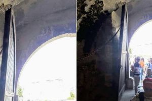 FOTO| Știrea ta: Pe lângă cărămida care se exfoliază, ne mai lasă şi balamalele. O poartă stă să cadă