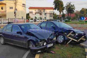 FOTO Accident într-un sens giratoriu din Botoşani! Două maşini s-au izbit violent