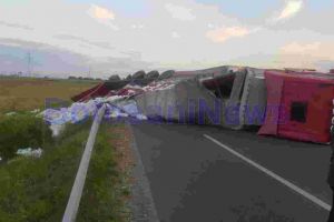 FOTO Accident pe DN2! Un tir încărcat cu material plastic s-a răsturnat