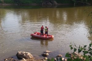 FOTO. Copilul dispărut în apele Someşului nu a fost găsit. Căutările vor fi reluate mâine dimineaţa