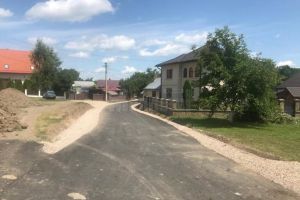 Primăria Dărmăneşti a finalizat asfaltarea unui nou drum în satul Măriţei