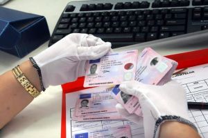 Modificări ale CODULUI RUTIER. Cum îşi pot recupera şoferii permisul suspendat pentru depăşirea vitezei legale