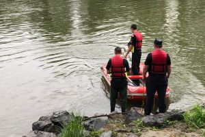 FOTO. Copilul dispărut în Someş, căutat de scafandri