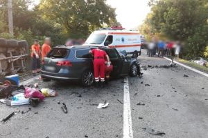 FOTO Tragedie! Doi morţi şi patru răniţi, după ce un TIR cu ciment şi un autoturism s-au ciocnit frontal