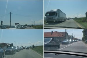 FOTO| Știrea ta: Coloană de autovehicule până la Lancrăm, efectul închiderii circulaţiei pe o bandă la podul peste Mureş într-o zi în care, teoretic, traficul ar fi mai scăzut