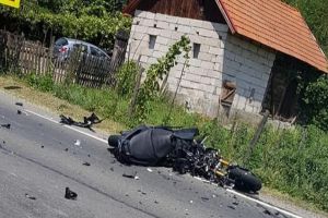 FOTO: Accident rutier mortal pe DN 7. Un motociclist a intrat pe contrasens în coliziune frontală cu un autotren