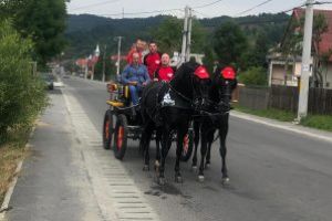 INCREDIBIL: Ramasi fara masina, salvamontistii din Borsa intervin cu caruta (VIDEO)