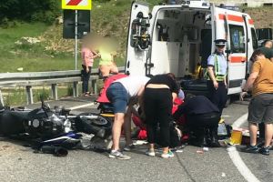 ULTIMĂ ORĂ: O persoană rănită după un accident între două motociclete