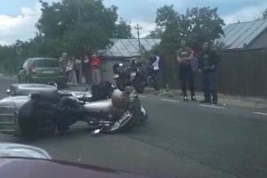 ULTIMĂ ORĂ: Al doilea accident pe DN2D. Un autoturism s-a ciocnit cu o motocicletă