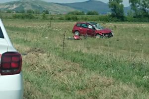 FOTO| Accident rutier spectaculos pe DJ 107B, la Galtiu. O maşină a ieşit în decor şi s-a răsturnat