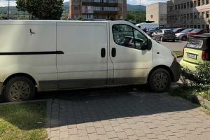 FOTO| Știrea ta: Furgonetă parcată de-a curmezişul trotuarului, obstacol pentru pietonii aflaţi în trecere prin zonă