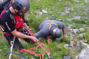 FOTO Un copil şi bunicul său, blocaţi pe stânci la Bâlea