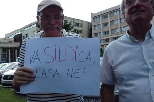 VIDEO FOTO – Premierul Viorica Dăncilă şi cei patru miniştri veniţi la Sibiu, huiduiţi de protestari