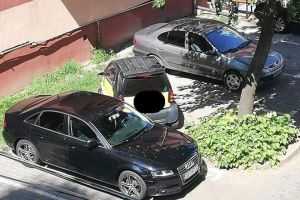 FOTO| Știrea ta: Avantajul să fii Smart! Un şofer a reuşit “performanţa” de a-şi parca autoturismul între un bloc, un copac şi alte două maşini