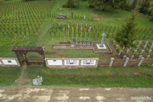 INSH „Elie Wiesel” spulberă acuzaţia UDMR-ului despre crucea din cimitirul Valea Uzului