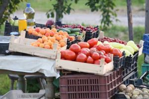 Statul ”nu mai încape” de micii comercianţi, majoritatea mici fermieri care îşi vând produsele pe marginea drumului