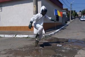 VIDEO Haz de necaz – Un român simulează paşii pe Lună pe o stradă cu gropi