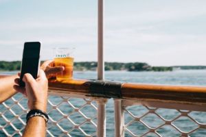 Tot mai mulţi români migrează de pe Facebook pe Instagram. Motivul