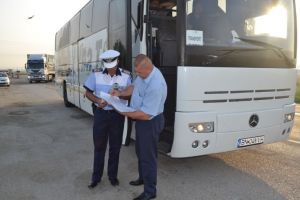 Poliţia rutieră, cu ochii pe transportatorii de persoane şi mărfuri. Acţiune la nivel european, începând de mâine