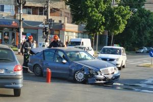 Două persoane la spital după ce un şofer a trecut pe roşu şi a provocat un accident, la Timişoara