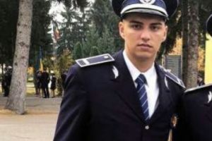 Un agent de politie din Ploiesti a salvat un tanar din valurile marii