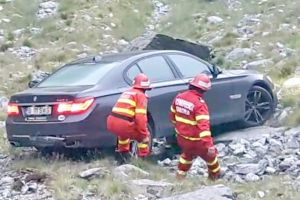 Maşină CĂZUTĂ ÎN RÂPĂ SPRE BÂLEA LAC!