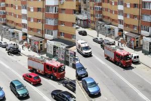 FOTO: INCENDIU la un autoturism pe bulevardul Revoluţiei 1989 din Alba Iulia