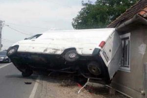 FOTO | Microbuz RĂSTURNAT în urma unui carambol pe DN 1, în zona oraşului Teiuş