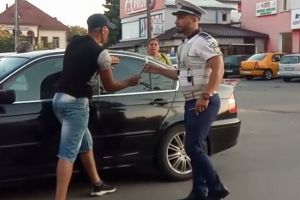 GĂEȘTI: Copil rămas încuiat într-o maşină. Părinţii nevoiţi să spargă geamul