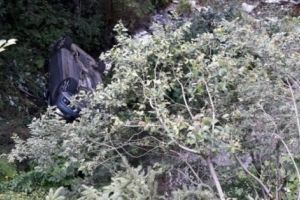 Din maşina căzută în râpă au ieşit cu feţele sparte!