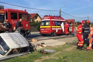 Din Trabantul căzut în şanţ, „pescuiţi” la Valea Ursului!