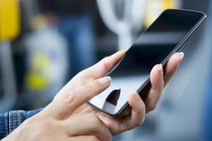 O femeie a rămas fără telefonul mobil chiar în timp ce vorbea la el